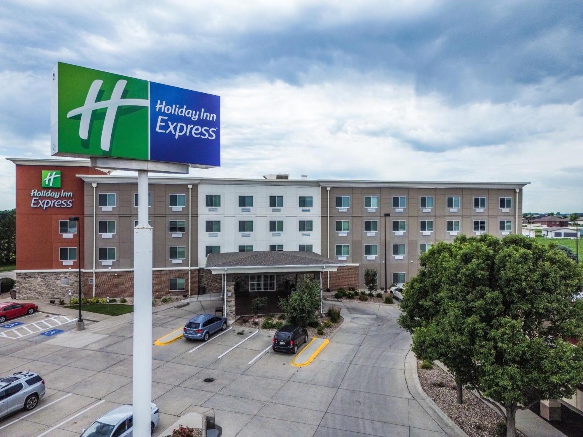 Holiday Inn Express Hastings By Ihg Exterior photo