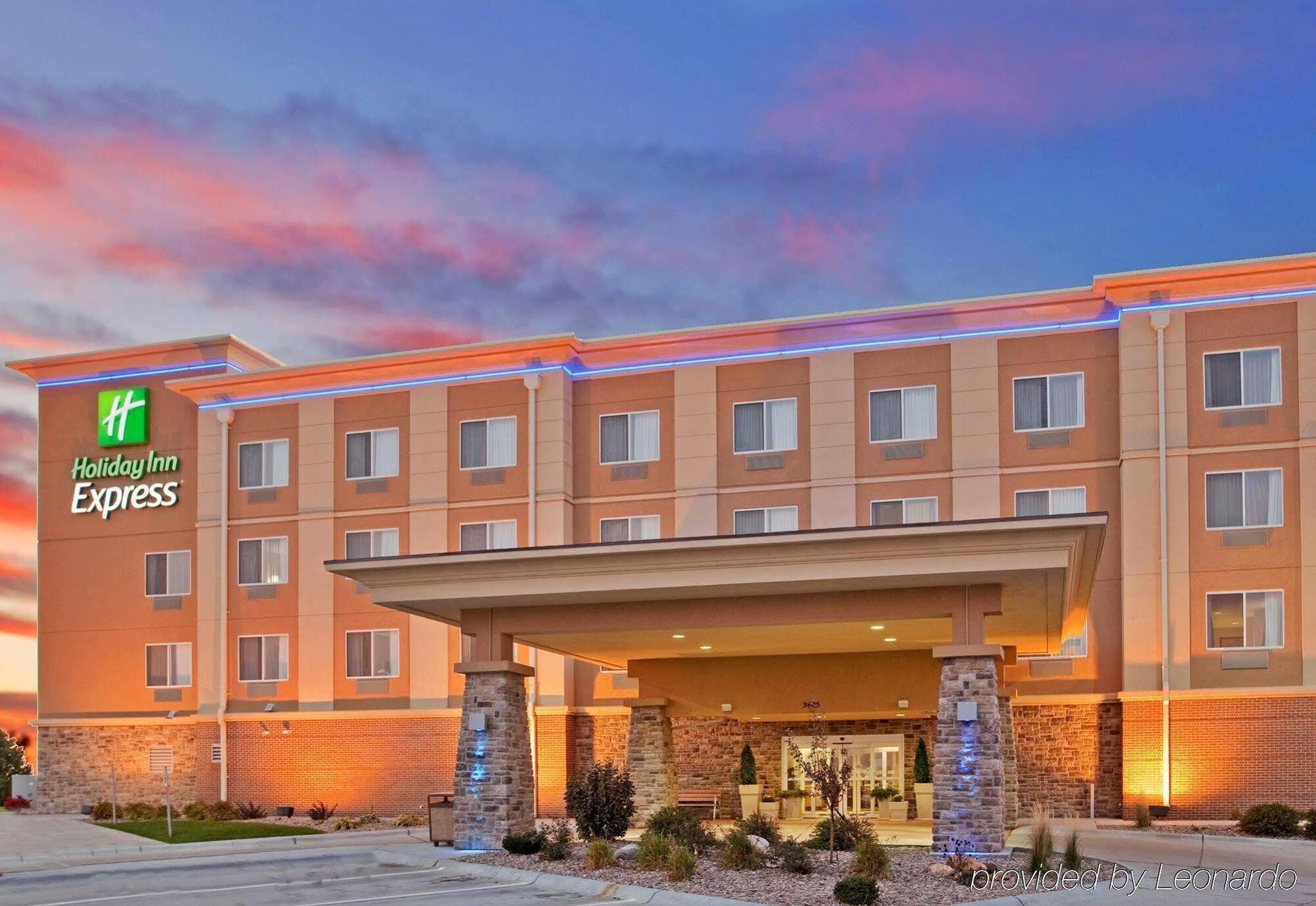 Holiday Inn Express Hastings By Ihg Exterior photo